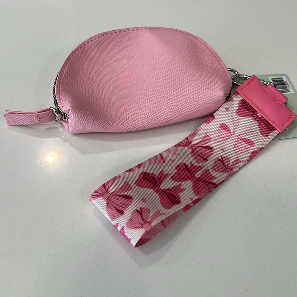 Cute.BOW🎀🎀 Wristlet..🎀 - Picture 4 of 16